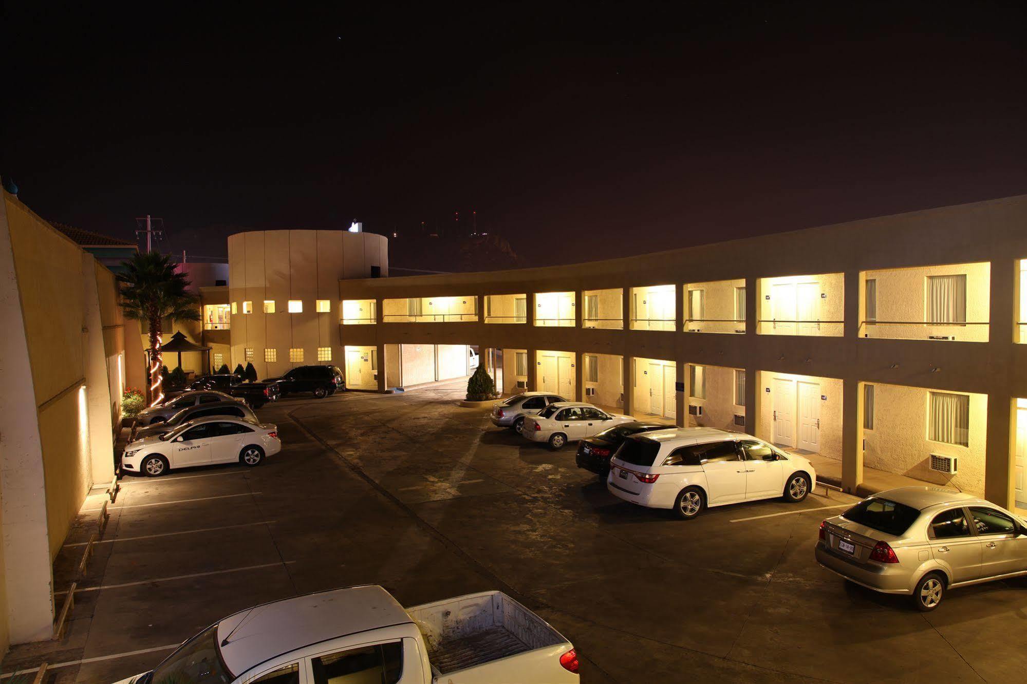 American Inn Hotel & Suites Parral Exterior photo